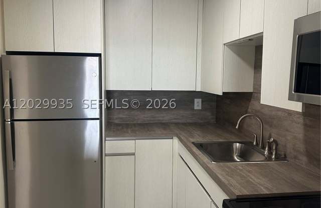 1075 W 68th St