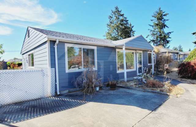 Absolutely Gorgeous 3 bd, 1 ba House located in Lakewood! $500.00 MOVE IN CREDIT.