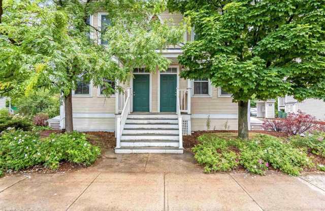 Beautiful Townhouse in NEW NORTH END Burlington 3BD/4BA