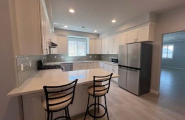 658 Del Valle Avenue