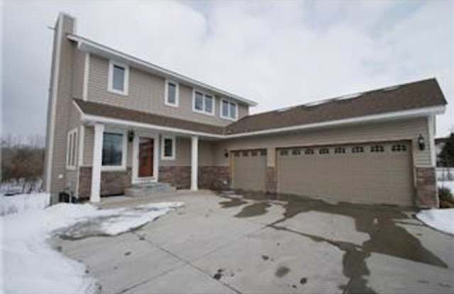 Fantastic Home * 4 bed/3 bath * 3 car garage* Available May 1