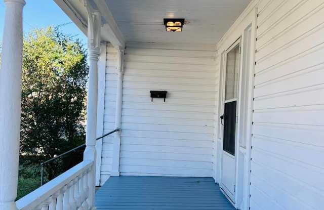 Charming home, gourmet kitchen, and large backyard in Oxford