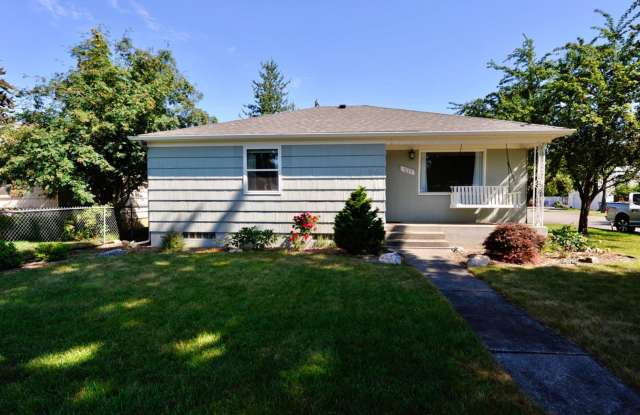 Charming 2 bed 1 bath bungalow with 2nd living room
