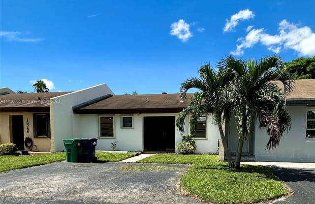 13753 SW 54th Ter - 13753 Southwest 54th Terrace, Kendale Lakes, FL 33175