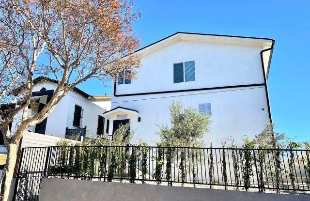 Beautiful 4 Bed / 3 Bath apartment with PARKING & IN-UNIT LAUNDRY!