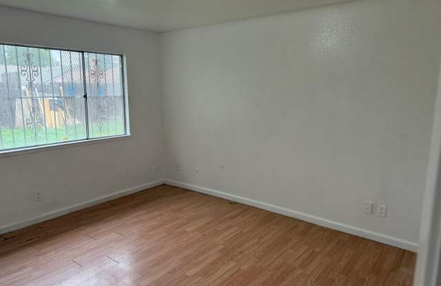 Photo of 3 bd 2bth- Ready to move in!! Easy access to shopping and FWY 99 and I-5!!!