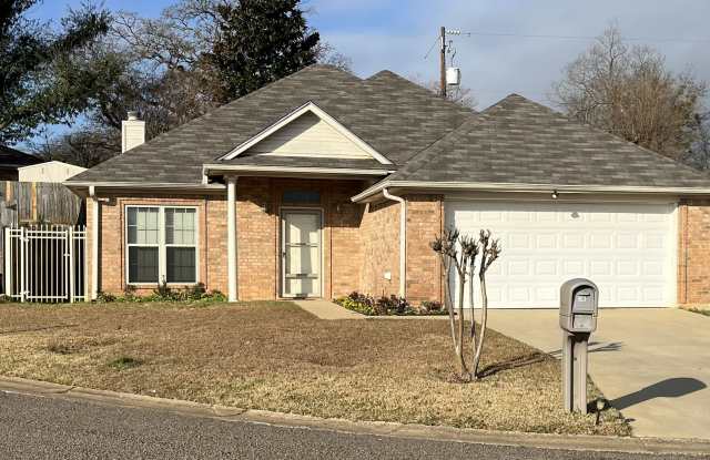 26 Wellington Dr - 26 Wellington Drive, Longview, TX 75605