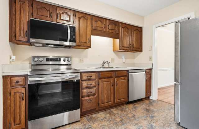 Charming 2 bed, 2.5 bath townhome with deck close to Duke.