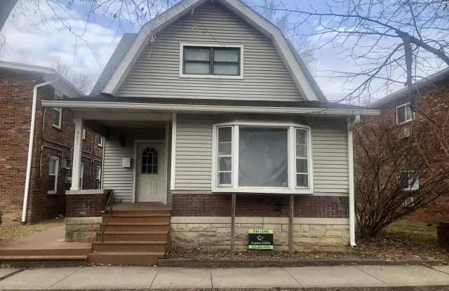 Great location in the heart of Bloomington!  5 Bedrooms