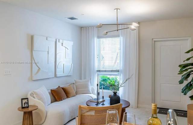 Photo of 610 NE 2nd St