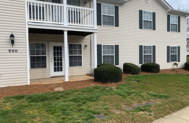 900 #2D Hanahan Ct - 900 Hanahan Ct, Greensboro, NC 27409