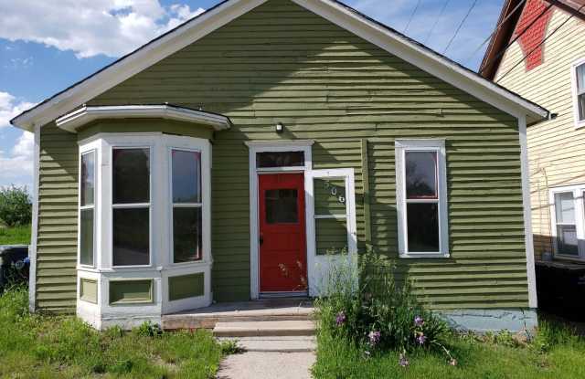 $1250 - 2 Bedroom 1 Bath Home - Newly Remodeled - Walk to Downtown!