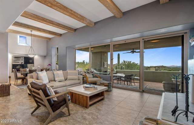 10111 E GRAYTHORN Drive