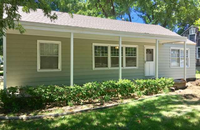 PRE-LEASE!! Beautiful 3 Bedroom/ 1.5 bath