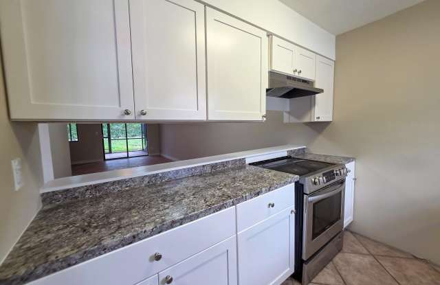 Photo of 902 Riverside Drive