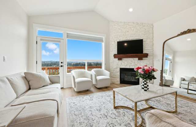 Charming Fully Furnished House on Hill with Mountain Views