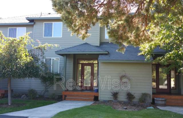 1085 Golden Pheasant Dr