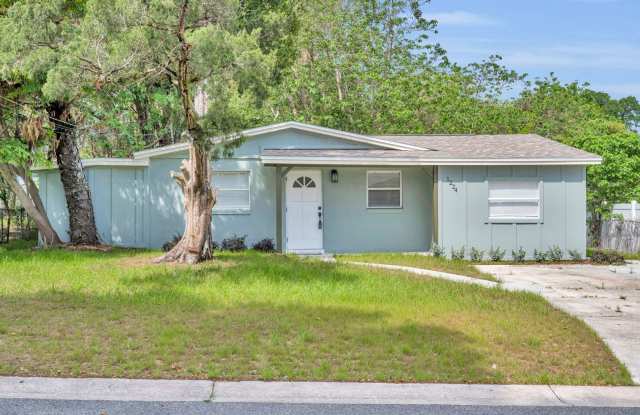 Charming 3 Bedroom, 2 Bathroom House!
