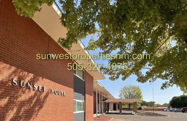 Dustin Ave. N. 2400 - Sunset House