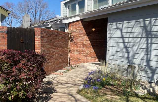 Fantastic 3 bedroom, 3 bath, 2 car garage patio home in Biscayne!