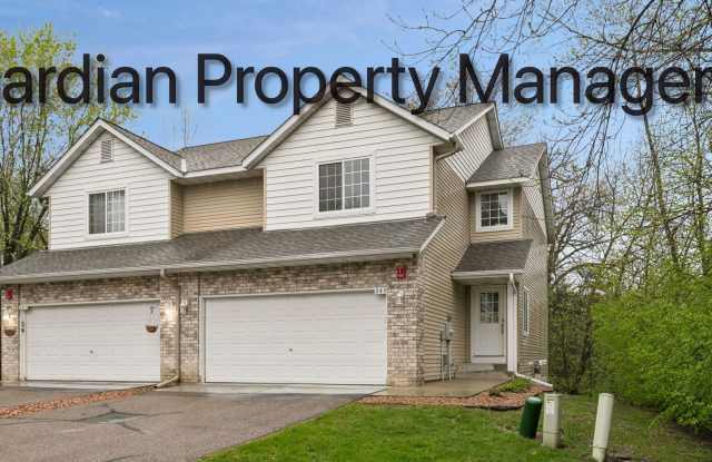 Chaska End Unit Town Home, Excellent Condition, New Carpet, Avail Aug 2026