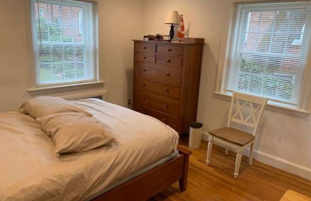 * NEWTON * Professional Upscale with parking - MBTA GL-D Waban