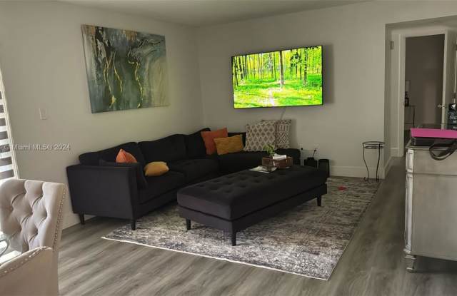 Photo of 370 East Laurel Drive