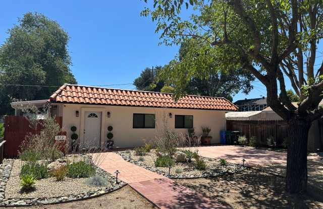 Walking distance to downtown! Beautifully furnished