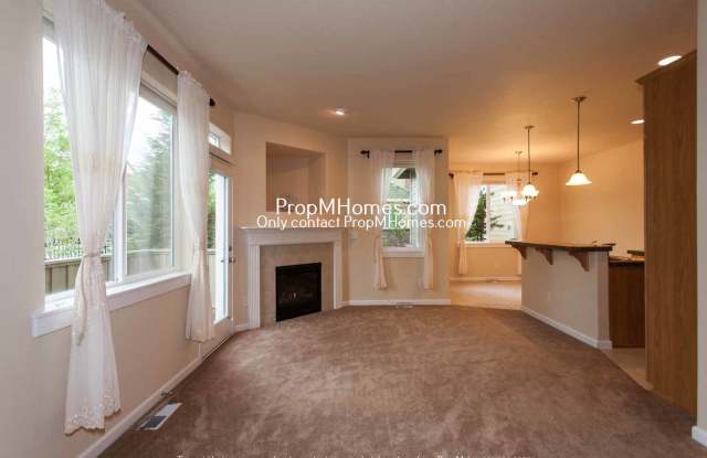 Gorgeous Two Bedroom Townhome In Gresham! In a Gated Community!