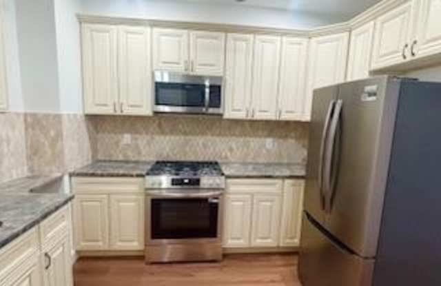 320 LONEY Street unit: (2Nd Fl)