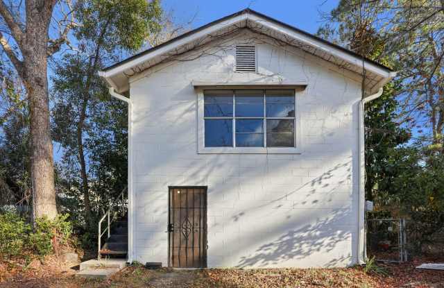 1303 E 33rd Street unit: Upper Carriage House