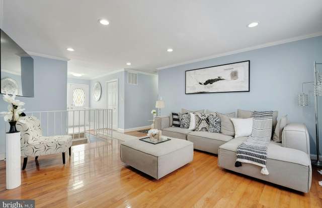 900 E TANTALLON Drive