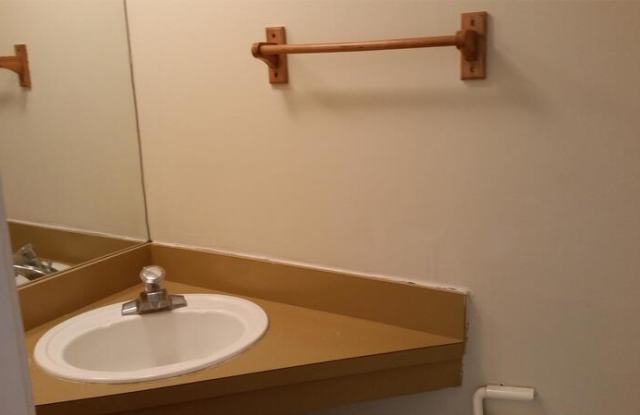 1898 E. Poplar Woods Cir #4