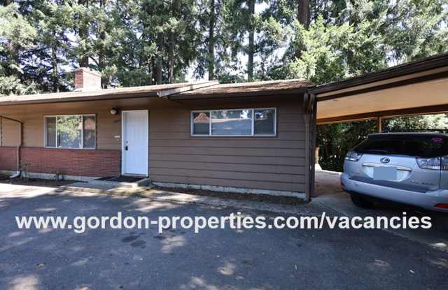 SE Green Vista Dr - Milwaukie 2 bedroom duplex with fireplace