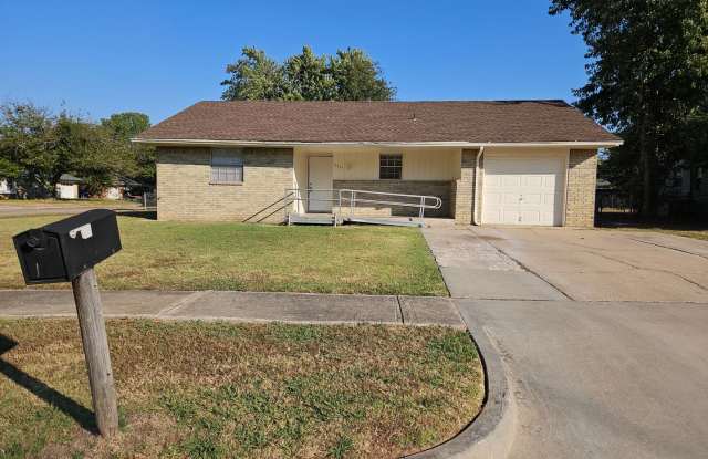 (4) Bed/(2) Bath New Flooring and Fresh Paint Avail NOW!