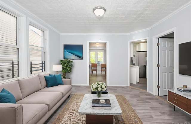 Photo of 611 Saint Lawrence Avenue unit: 1