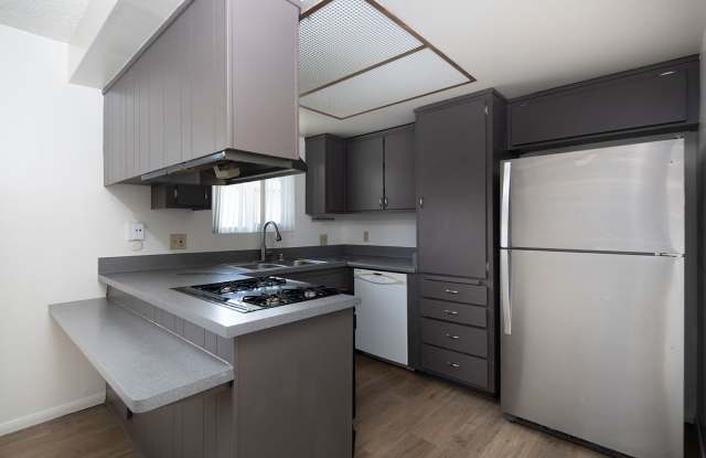 *MOVE-IN SPECIAL* 2BR in Oceanside with W/D Hookups and Garage