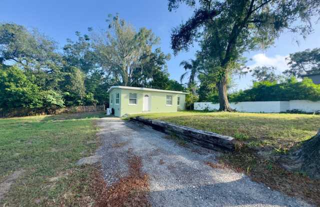 Charming Two Bedroom, One Bath Single Family Home Nestled in Leesburg FL!