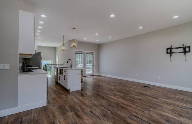 Contemporary Comfort and Versatility in a Prime Location