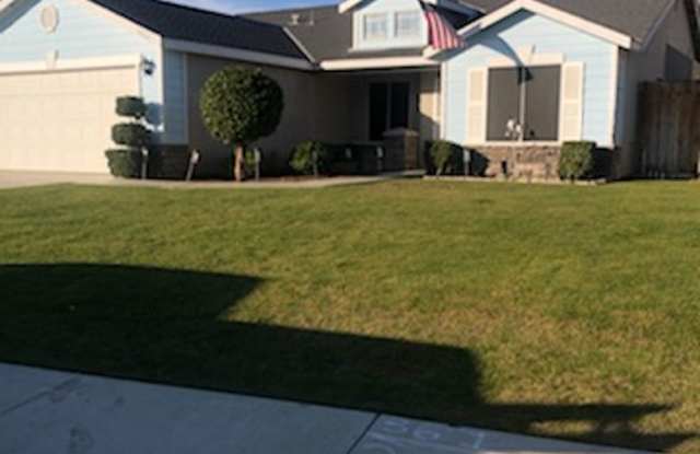 Move IN Ready! 3 Bedroom, 2 Bathroom House with Appliance