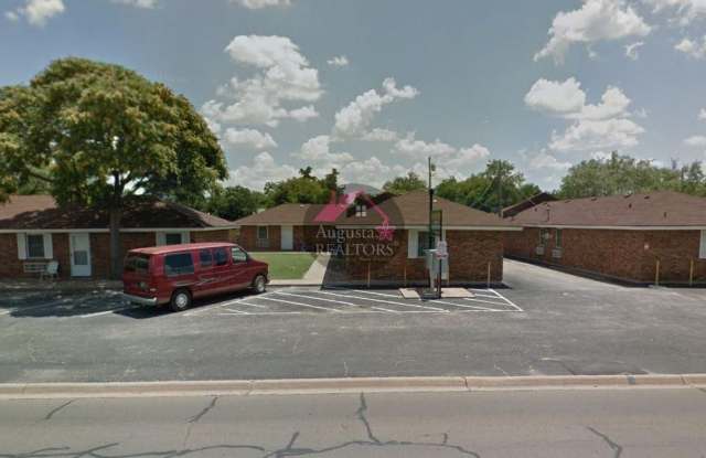 Adorable 2 Bedroom on the South Side!