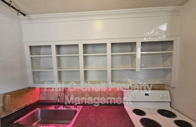 Photo of 210 N Pinewood Ln