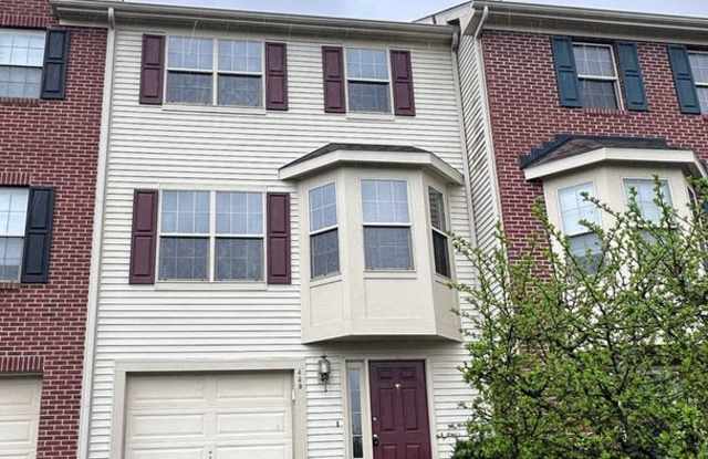 Lovely 3 bed, 2.5 bath townhouse in Seven Fields! - 439 Georgetown Court, Seven Fields, PA 16046