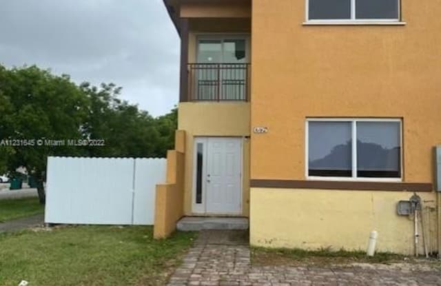 692 NW 5th St - 692 NW 5th St, Florida City, FL 33034