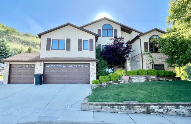 Beautiful Valley Views & Utilities Included!