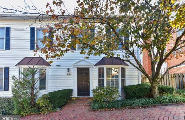 2121 N TAZEWELL COURT