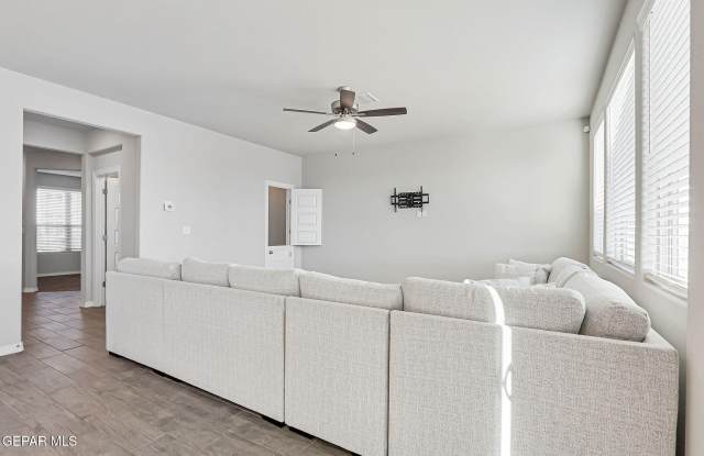 Photo of 13130 Oakhampton Avenue