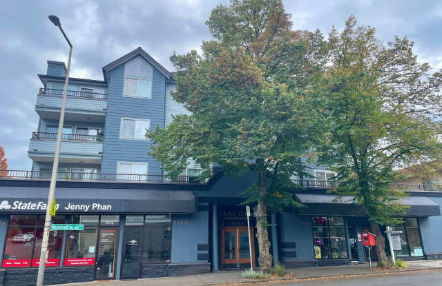 Remodeled, Top Floor 2-Bed, 2-Bath Condo in Maple Leaf