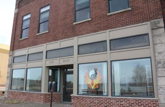 438 Main Street E