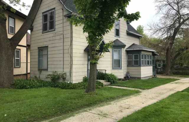 Spacious 3 bedroom 2 bathroom home in Madison! Garage space included!